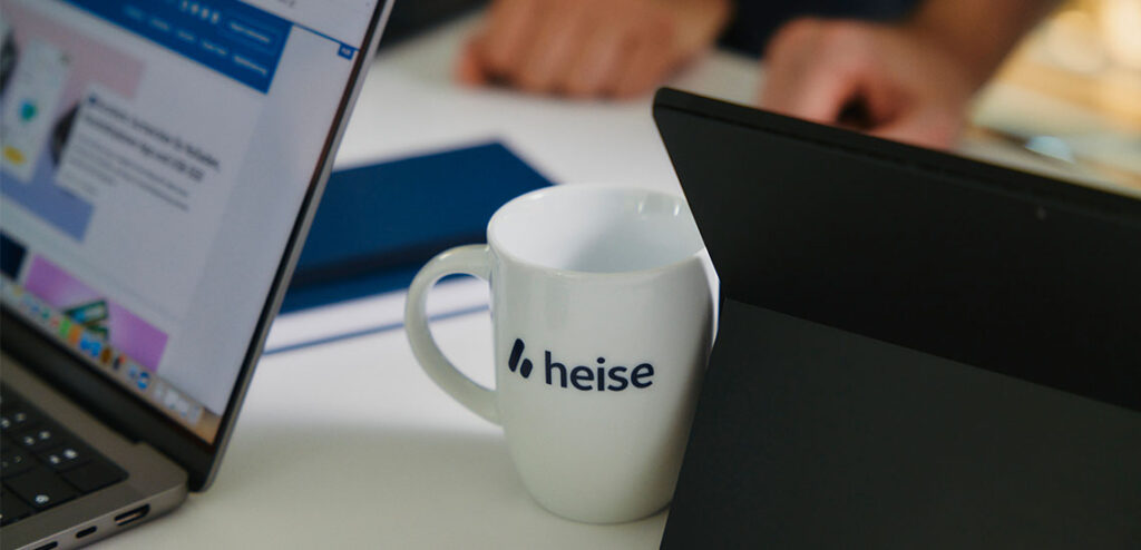 Kaffeetasse mit heise-Logo