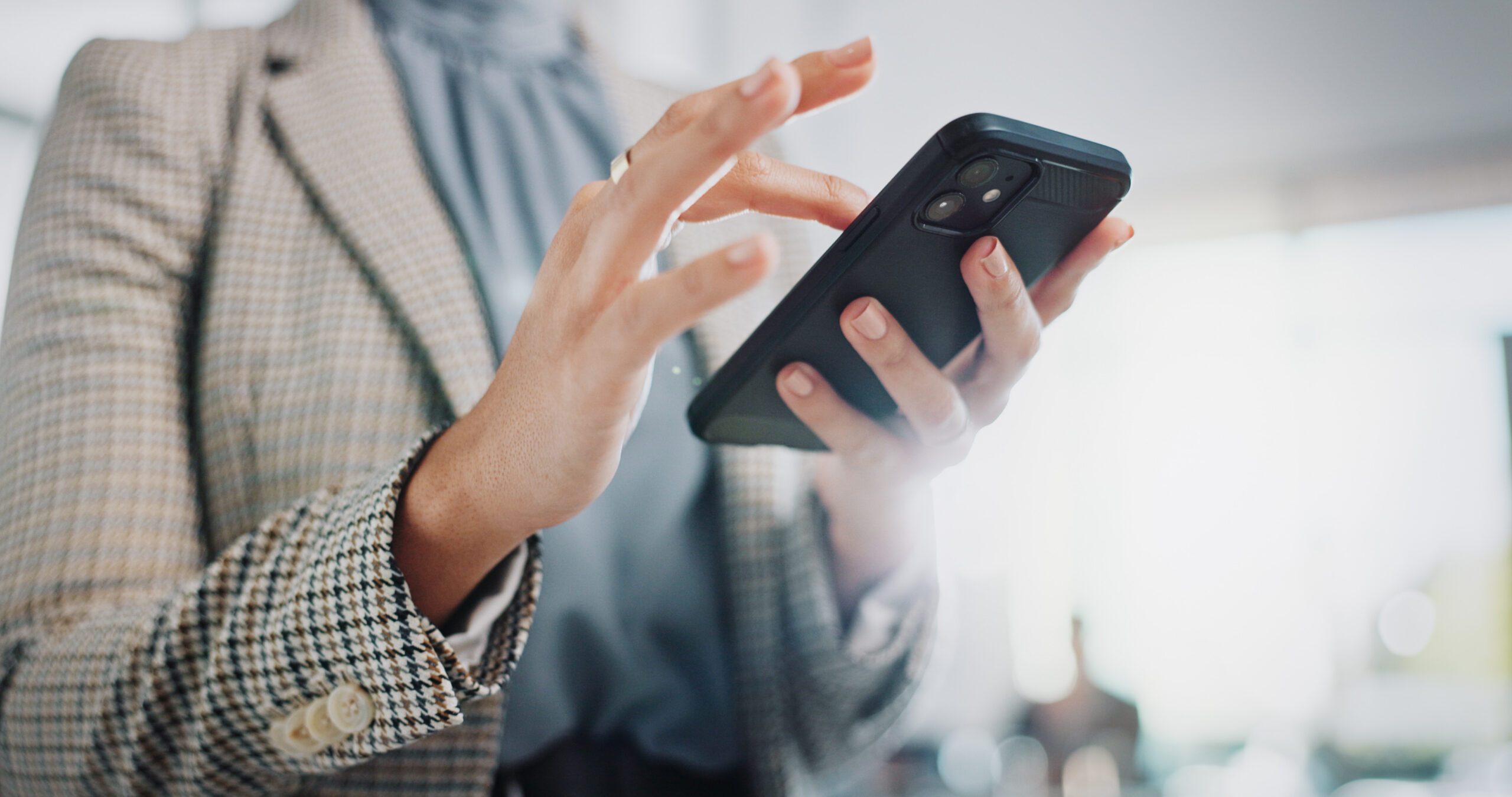 Nahaufnahme einer Person, die ein Smartphone in der Hand hält und den Bildschirm bedient. Das Bild symbolisiert die Nutzung sozialer Medien im beruflichen Kontext und eignet sich zur Veranschaulichung des Themas „Seriös oder Lachnummer: Social Media für Unternehmen“.